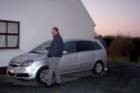 alastaircleaningthefrostfromourrentalcar_small.jpg