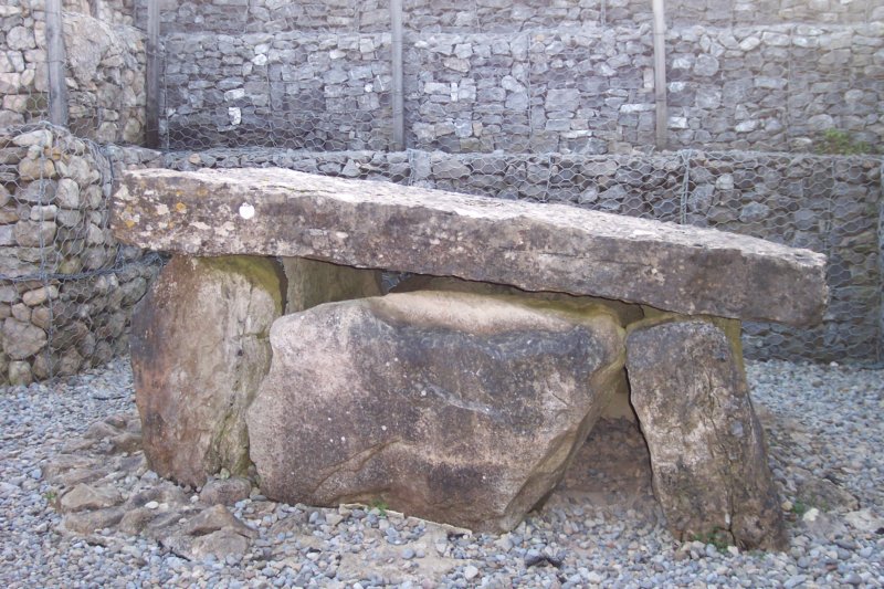 passagetombincairn.jpg
