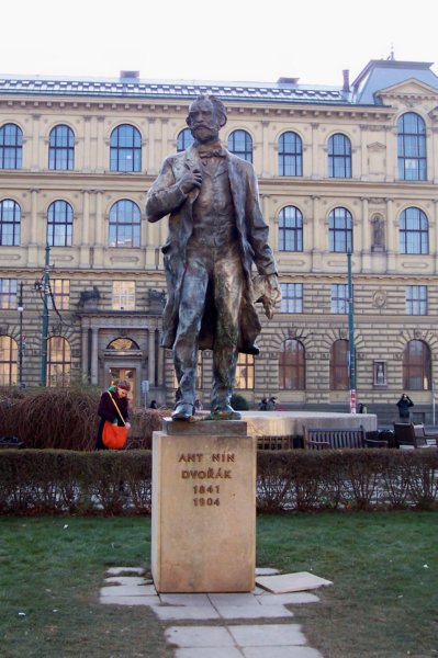 dvorakstatue.jpg