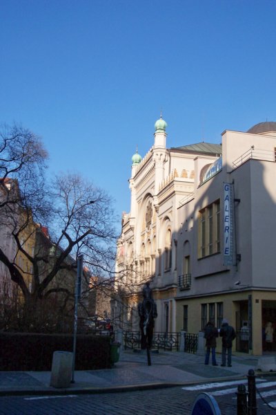 kafkastatueandspanishsynagogue.jpg